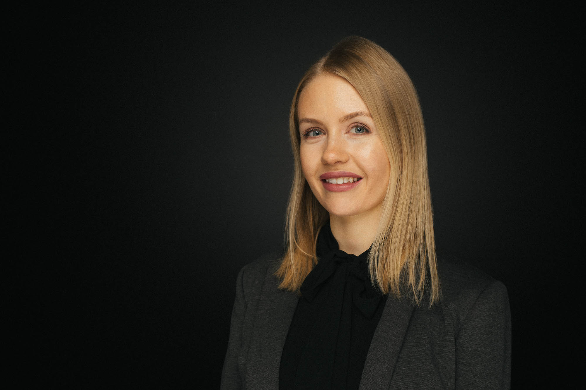 Export x3 Headshot  06083 Dez 01 2019 Bearbeitet 2 Headshots 2019  Miro Nicole Nadine